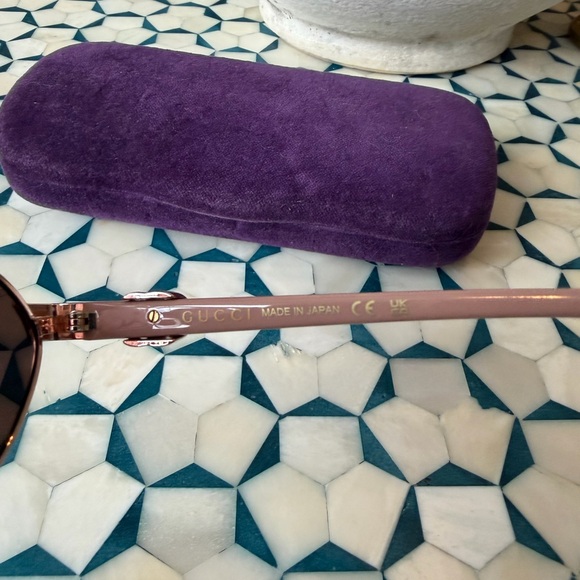 Gucci Women's Sunglasses Oval Frame in Light Gold - Picture 5 of 10